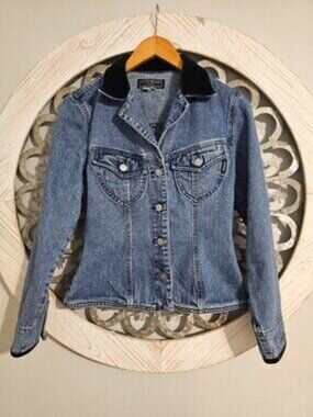 Vintage ladies Guess Women's Blue Denim Jacket with Black Collar—Peplum Flare